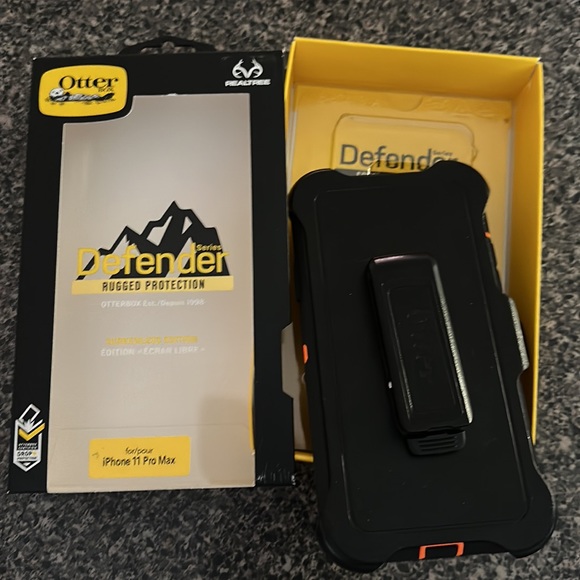 Otter Box Defender series screen less edition for IPhone 11 Pro Max - Picture 2 of 3